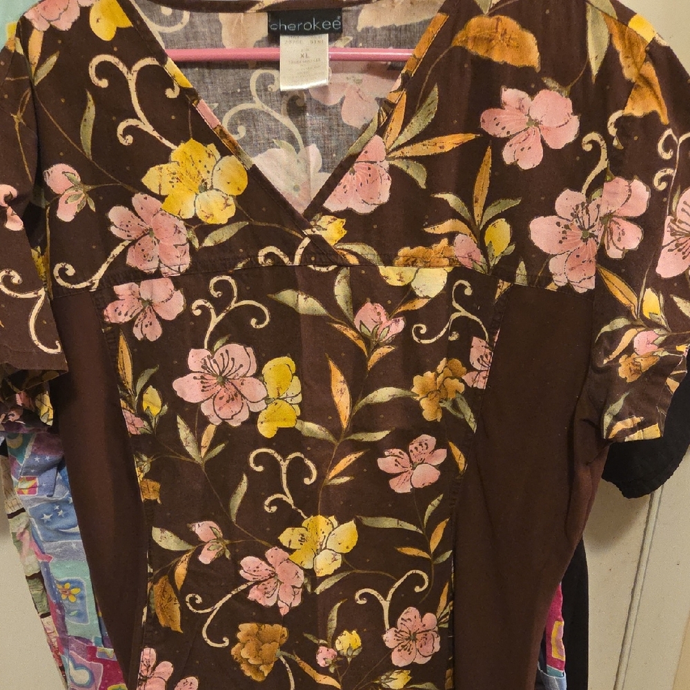 Cherokee Floral V-Neck Top in Brown and Pink